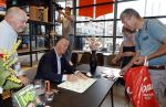 Amstelveen 15 augustus 2026
Louis v Gaal signeert bij boekhandel Venstra in het Stadshart .
