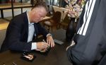 Amstelveen 15 augustus 2026
Louis v Gaal signeert bij boekhandel Venstra in het Stadshart .