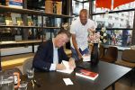 Amstelveen 15 augustus 2026
Louis v Gaal signeert bij boekhandel Venstra in het Stadshart .