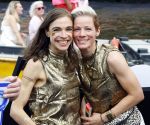 Amsterdam 1 augustus 2026
AVRO TROS boot bij de Gay pride . Marleen v Oostmarsum met partner