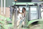 Flanssum 1 augustus 2026
De meilandjes hebben opnames op een boerderij voor een nieuwe serie op Videoland . Maxime Meiland Montana Meiland Erica Meiland en Martien Meiland werken op de boerderij .