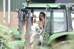Flanssum 1 augustus 2026
De meilandjes hebben opnames op een boerderij voor een nieuwe serie op Videoland . Maxime Meiland Montana Meiland Erica Meiland en Martien Meiland werken op de boerderij .