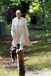 Blaricum 29 augustus 2026
Monique v d Ven laat haar hond uit in Blaricum 