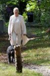 Blaricum 29 augustus 2026
Monique v d Ven laat haar hond uit in Blaricum 