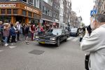 Amsterdam 17 augustus 2026
De stoet met Peter faber rijdt onder politiebegeleiding over de Haarlemmerstraat langs zijn favoriete cafe's . Vele mensen bewijzen hem een laatste eer.