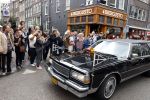 Amsterdam 17 augustus 2026
De stoet met Peter faber rijdt onder politiebegeleiding over de Haarlemmerstraat langs zijn favoriete cafe's . Vele mensen bewijzen hem een laatste eer.