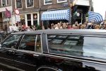 Amsterdam 17 augustus 2026
De stoet met Peter faber rijdt onder politiebegeleiding over de Haarlemmerstraat langs zijn favoriete cafe's . Vele mensen bewijzen hem een laatste eer.