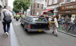 Amsterdam 17 augustus 2026
De stoet met Peter faber rijdt onder politiebegeleiding over de Haarlemmerstraat langs zijn favoriete cafe's . Vele mensen bewijzen hem een laatste eer.