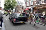 Amsterdam 17 augustus 2026
De stoet met Peter faber rijdt onder politiebegeleiding over de Haarlemmerstraat langs zijn favoriete cafe's . Vele mensen bewijzen hem een laatste eer.