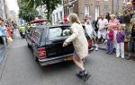 Amsterdam 17 augustus 2026
De stoet met Peter faber rijdt onder politiebegeleiding over de Haarlemmerstraat langs zijn favoriete cafe's . Vele mensen bewijzen hem een laatste eer.