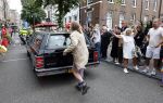 Amsterdam 17 augustus 2026
De stoet met Peter faber rijdt onder politiebegeleiding over de Haarlemmerstraat langs zijn favoriete cafe's . Vele mensen bewijzen hem een laatste eer.