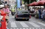 Amsterdam 17 augustus 2026
De stoet met Peter faber rijdt onder politiebegeleiding over de Haarlemmerstraat langs zijn favoriete cafe's . Vele mensen bewijzen hem een laatste eer.