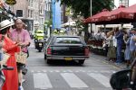 Amsterdam 17 augustus 2026
De stoet met Peter faber rijdt onder politiebegeleiding over de Haarlemmerstraat langs zijn favoriete cafe's . Vele mensen bewijzen hem een laatste eer.