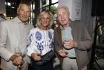Blaricum 20 augustus 2026
Andre v Duin krijgt uit handen van Jacques Walch het eerste magazine overhandigd van makelaarskantoor Voorma en Walch. Tineke Schouten staat ook in het magazine. Rini v d Lee Tineke Schouten en Andre v Duin 