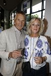 Blaricum 20 augustus 2026
Andre v Duin krijgt uit handen van Jacques Walch het eerste magazine overhandigd van makelaarskantoor Voorma en Walch. Tineke Schouten staat ook in het magazine. Rini v d Lee en Tineke Schouten 