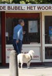 Amsterdam 26 augustus 2026
Robert ten Brink wandelend met zijn hond in Amsterdam zuid