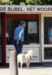 Amsterdam 26 augustus 2026
Robert ten Brink wandelend met zijn hond in Amsterdam zuid