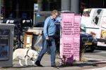 Amsterdam 26 augustus 2026
Robert ten Brink wandelend met zijn hond in Amsterdam zuid