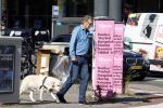 Amsterdam 26 augustus 2026
Robert ten Brink wandelend met zijn hond in Amsterdam zuid