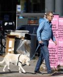 Amsterdam 26 augustus 2026
Robert ten Brink wandelend met zijn hond in Amsterdam zuid