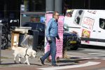 Amsterdam 26 augustus 2026
Robert ten Brink wandelend met zijn hond in Amsterdam zuid