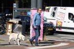 Amsterdam 26 augustus 2026
Robert ten Brink wandelend met zijn hond in Amsterdam zuid