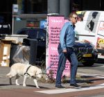 Amsterdam 26 augustus 2026
Robert ten Brink wandelend met zijn hond in Amsterdam zuid