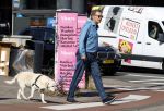 Amsterdam 26 augustus 2026
Robert ten Brink wandelend met zijn hond in Amsterdam zuid