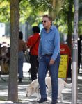 Amsterdam 26 augustus 2026
Robert ten Brink wandelend met zijn hond in Amsterdam zuid