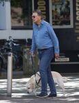 Amsterdam 26 augustus 2026
Robert ten Brink wandelend met zijn hond in Amsterdam zuid
