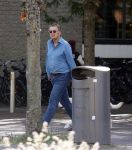 Amsterdam 26 augustus 2026
Robert ten Brink wandelend met zijn hond in Amsterdam zuid