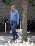 Amsterdam 26 augustus 2026
Robert ten Brink wandelend met zijn hond in Amsterdam zuid