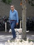 Amsterdam 26 augustus 2026
Robert ten Brink wandelend met zijn hond in Amsterdam zuid