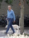 Amsterdam 26 augustus 2026
Robert ten Brink wandelend met zijn hond in Amsterdam zuid