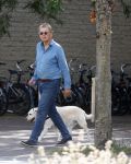 Amsterdam 26 augustus 2026
Robert ten Brink wandelend met zijn hond in Amsterdam zuid