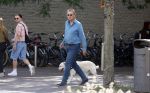 Amsterdam 26 augustus 2026
Robert ten Brink wandelend met zijn hond in Amsterdam zuid
