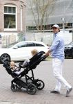Amsterdam 27 augustus 2026
Thierry Baudet met zijn zoon  Lancelot en dochter Penelope wandelend in Amsterdam zuid
