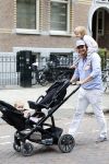 Amsterdam 27 augustus 2026
Thierry Baudet met zijn zoon  Lancelot en dochter Penelope wandelend in Amsterdam zuid