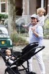 Amsterdam 27 augustus 2026
Thierry Baudet met zijn zoon  Lancelot en dochter Penelope wandelend in Amsterdam zuid