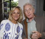 Blaricum 20 augustus 2026
Andre v Duin krijgt uit handen van Jacques Walch het eerste magazine overhandigd van makelaarskantoor Voorma en Walch. Tineke Schouten staat ook in het magazine