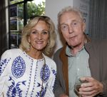 Blaricum 20 augustus 2026
Andre v Duin krijgt uit handen van Jacques Walch het eerste magazine overhandigd van makelaarskantoor Voorma en Walch. Tineke Schouten staat ook in het magazine