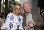 Blaricum 20 augustus 2026
Andre v Duin krijgt uit handen van Jacques Walch het eerste magazine overhandigd van makelaarskantoor Voorma en Walch. Tineke Schouten staat ook in het magazine