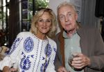 Blaricum 20 augustus 2026
Andre v Duin krijgt uit handen van Jacques Walch het eerste magazine overhandigd van makelaarskantoor Voorma en Walch. Tineke Schouten staat ook in het magazine