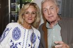 Blaricum 20 augustus 2026
Andre v Duin krijgt uit handen van Jacques Walch het eerste magazine overhandigd van makelaarskantoor Voorma en Walch. Tineke Schouten staat ook in het magazine