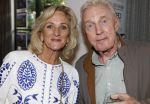 Blaricum 20 augustus 2026
Andre v Duin krijgt uit handen van Jacques Walch het eerste magazine overhandigd van makelaarskantoor Voorma en Walch. Tineke Schouten staat ook in het magazine