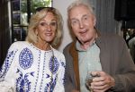 Blaricum 20 augustus 2026
Andre v Duin krijgt uit handen van Jacques Walch het eerste magazine overhandigd van makelaarskantoor Voorma en Walch. Tineke Schouten staat ook in het magazine