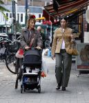 Amsterdam 9 september 2026
Debbie de Jong achter de kinderwagen in Amsterdam zuid . Xe is met haar schoondochter