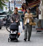 Amsterdam 9 september 2026
Debbie de Jong achter de kinderwagen in Amsterdam zuid . Xe is met haar schoondochter