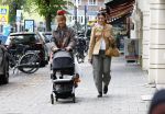 Amsterdam 9 september 2026
Debbie de Jong achter de kinderwagen in Amsterdam zuid . Xe is met haar schoondochter