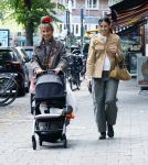 Amsterdam 9 september 2026
Debbie de Jong achter de kinderwagen in Amsterdam zuid . Xe is met haar schoondochter